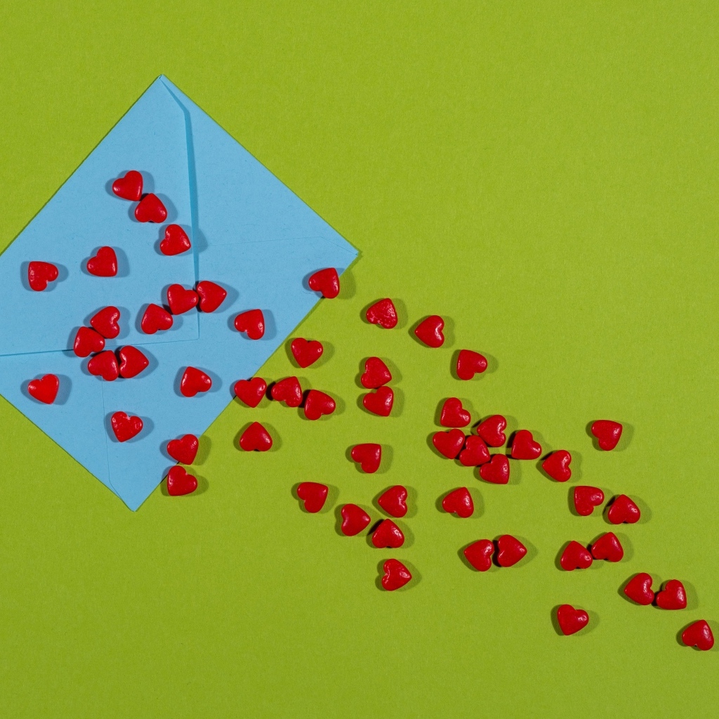 Маленькие сердечки с голубым конвертом