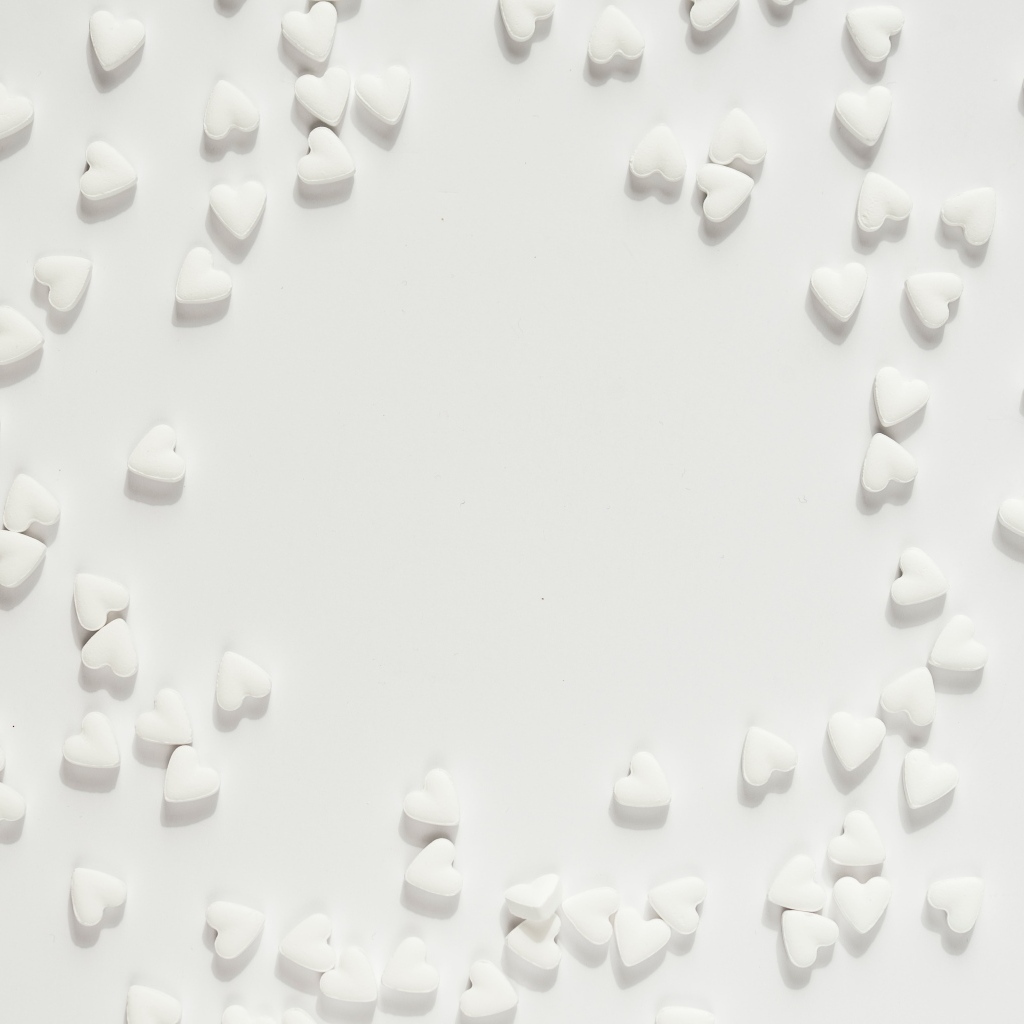 Маленькие белые сердечки на сером фоне