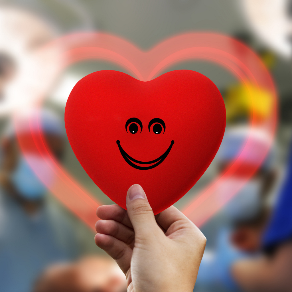 Улыбающееся сердечко в руке