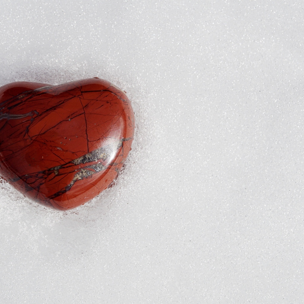 Каменное сердце на холодном белом снегу
