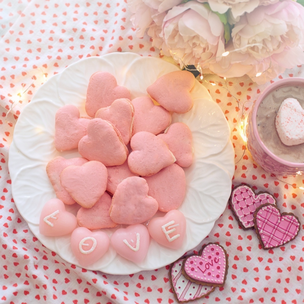 Сладкое розовое печенье в форме сердца для любимой