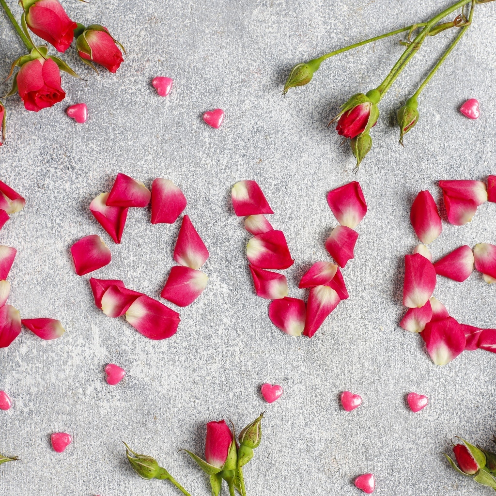 Надпись любовь из лепестков розы