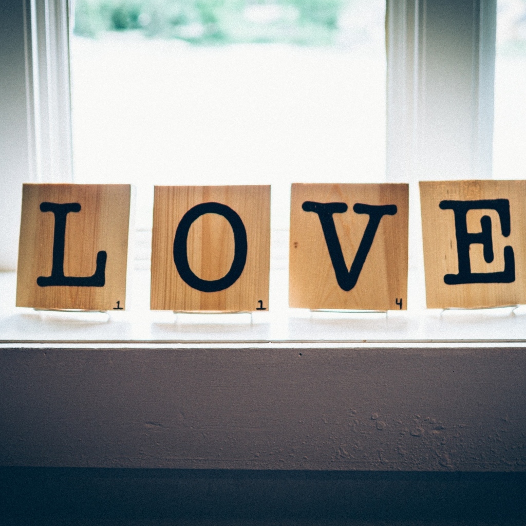Надпись любовь на деревянных кубиках на окне