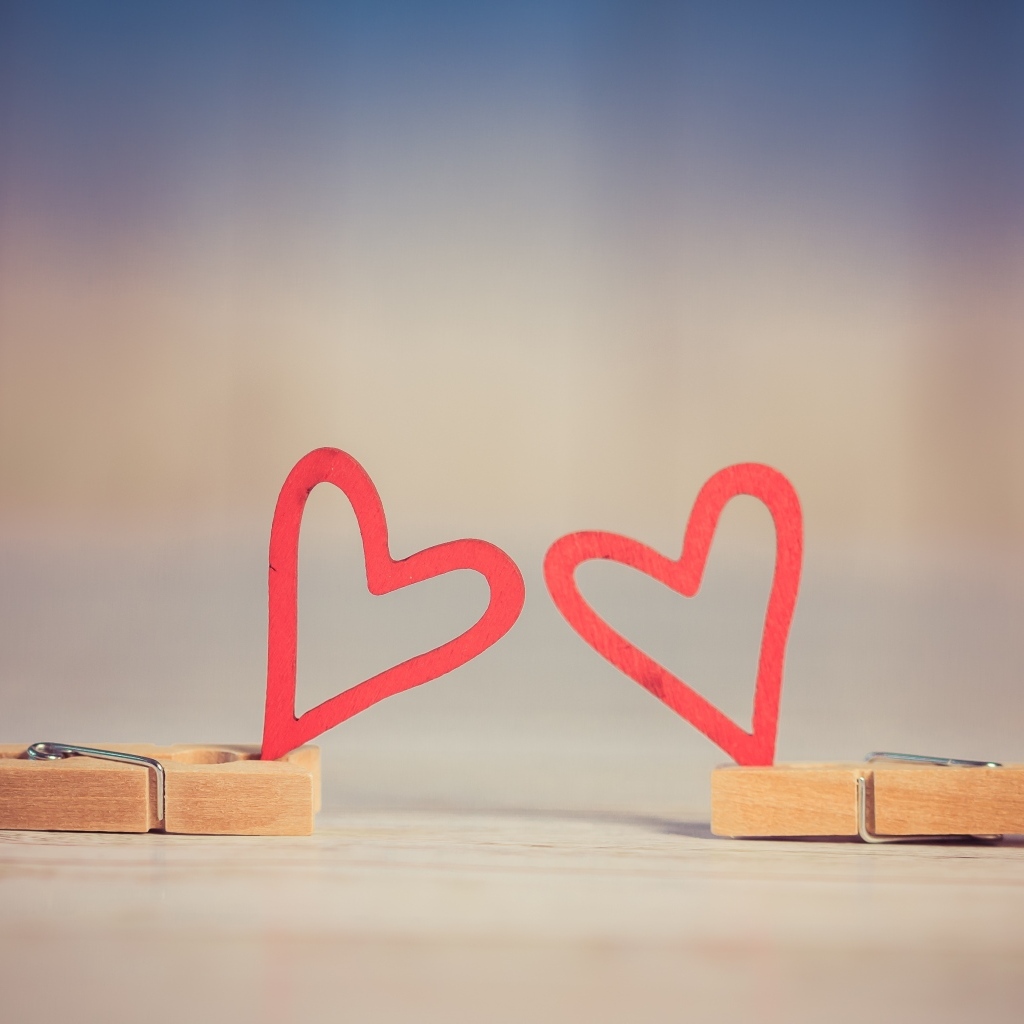 Две прищепки с красным сердцем