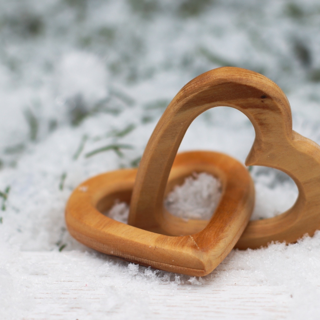 Два деревянных сердца на снегу