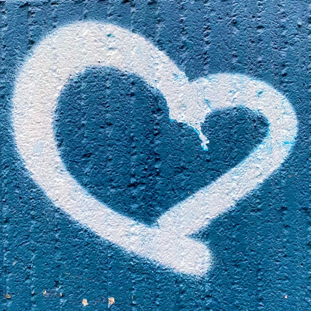 Белое сердце на синей стене