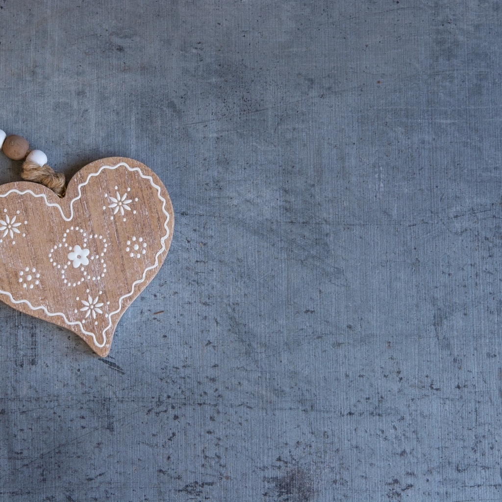 Деревянное сердце на нитке на сером фоне