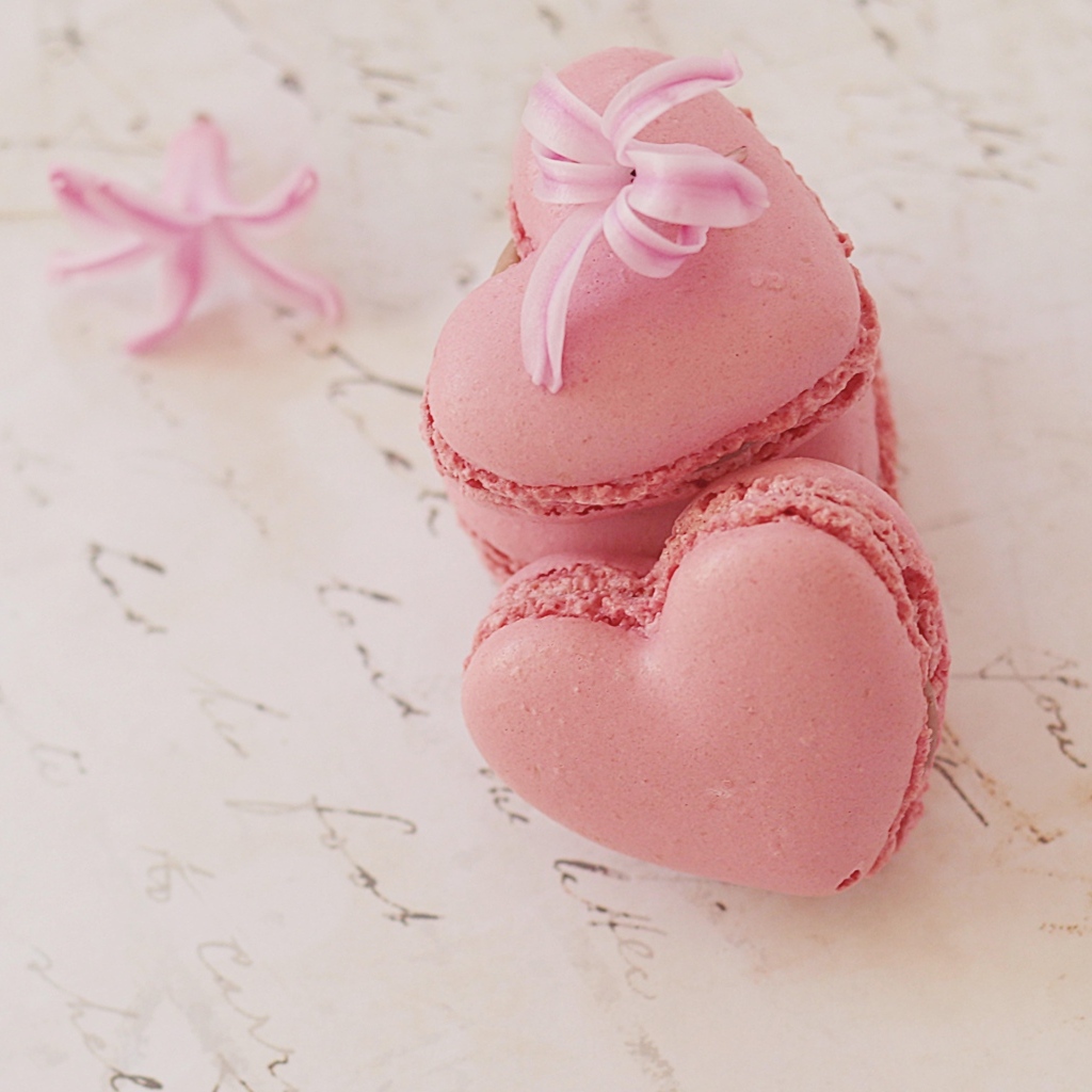 Розовый десерт макарун в форме сердца