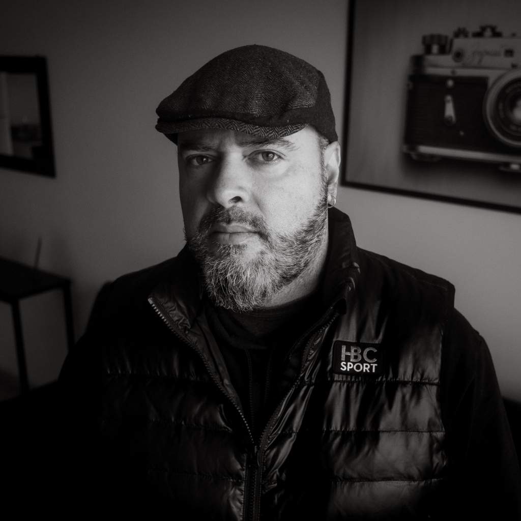 Бородатый мужчина в черной куртке