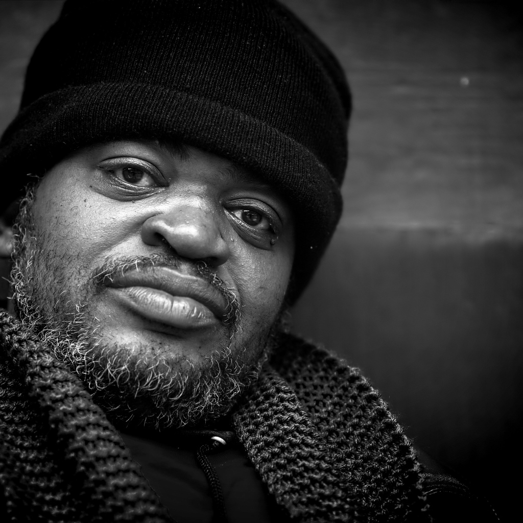 Пожилой темнокожий мужчина в черной шапке