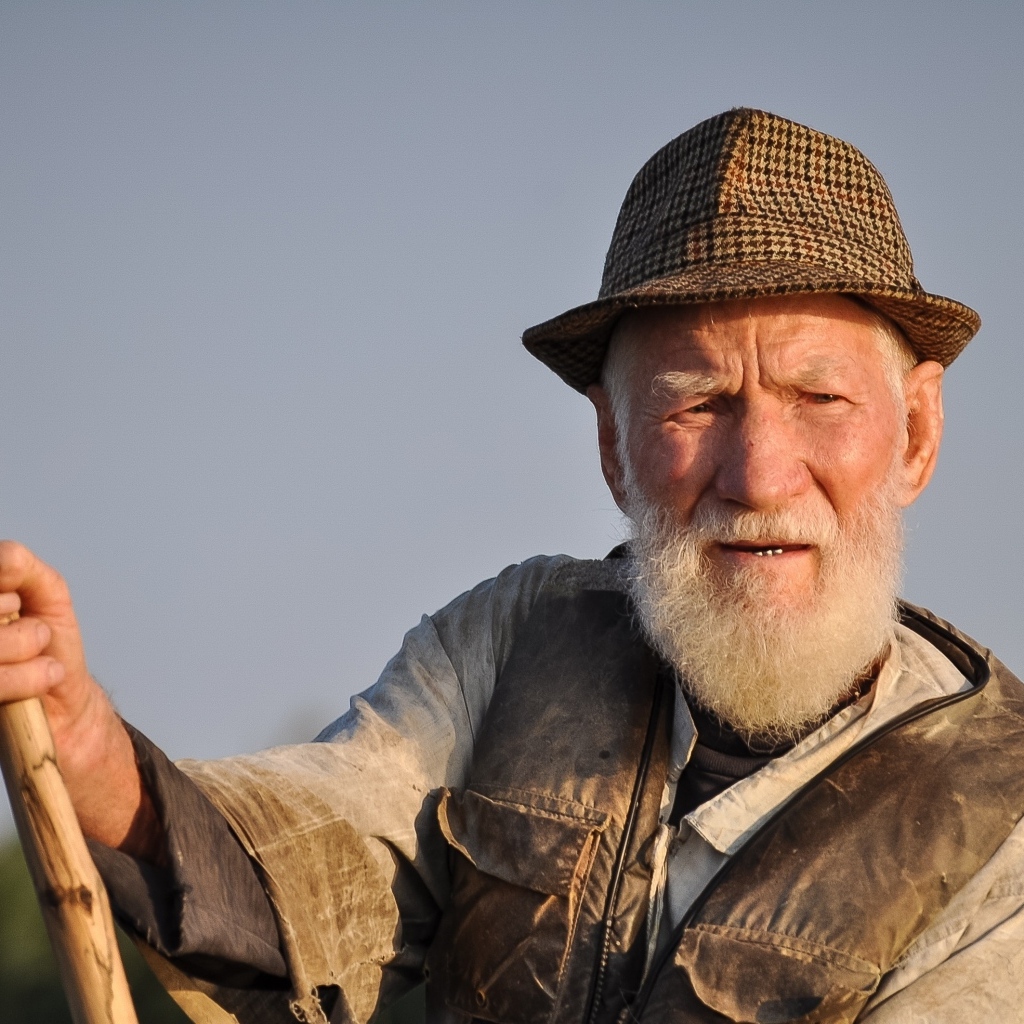 Пожилой мужчина рыбак 