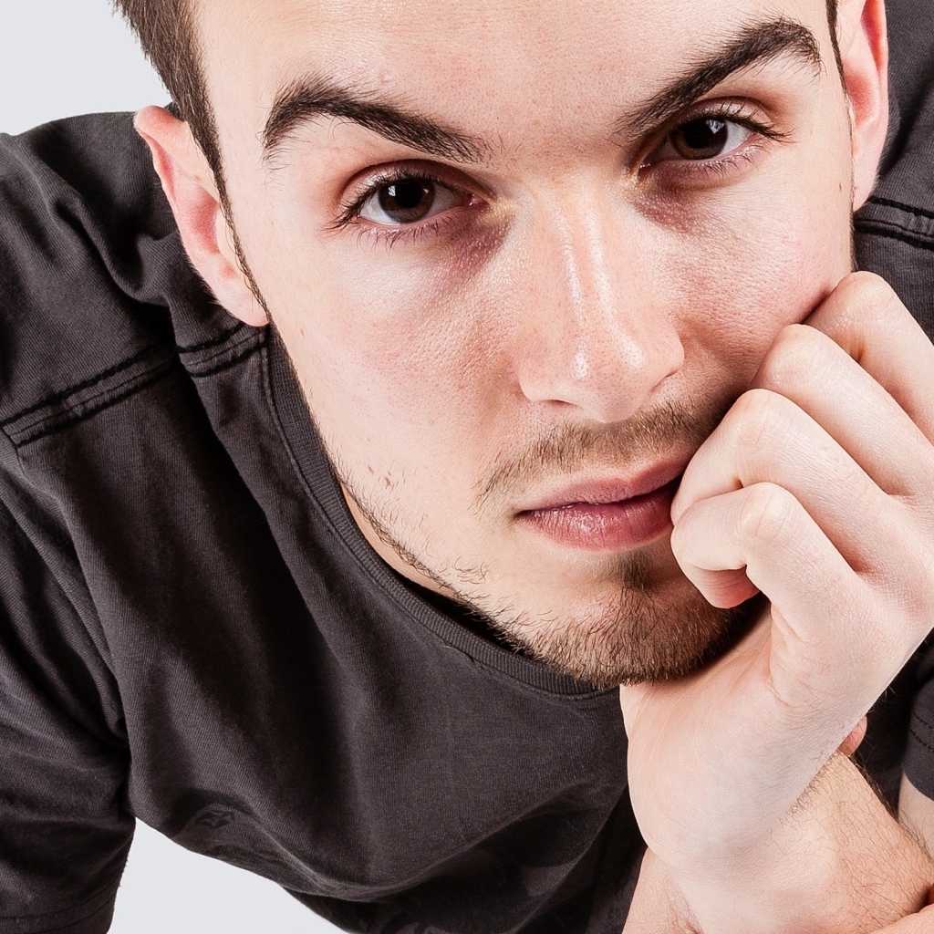 Красивый кареглазый мужчина в футболке