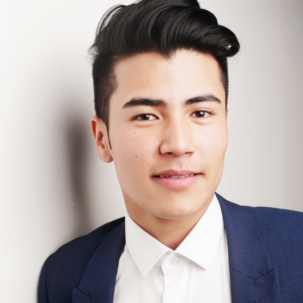 Красивый мужчина модель с прической