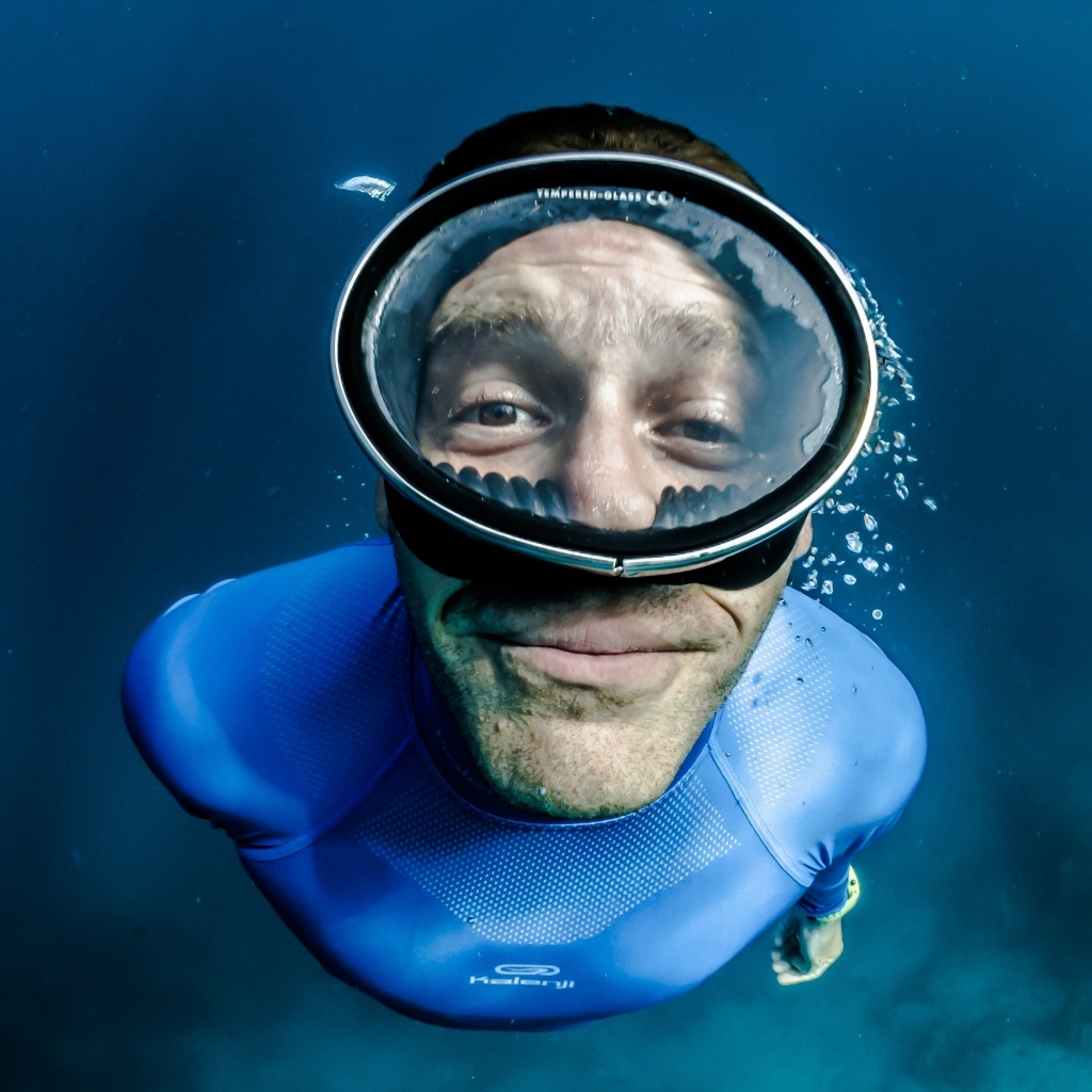 Мужчина водолаз в маске