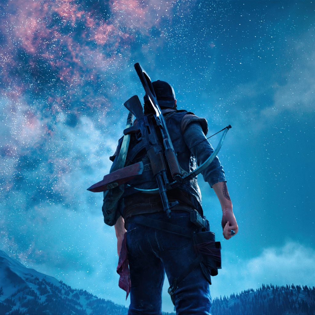 Мужчина солдат смотрит в небо