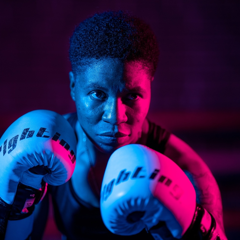 Мужчина в боксерских перчатках на черном фоне