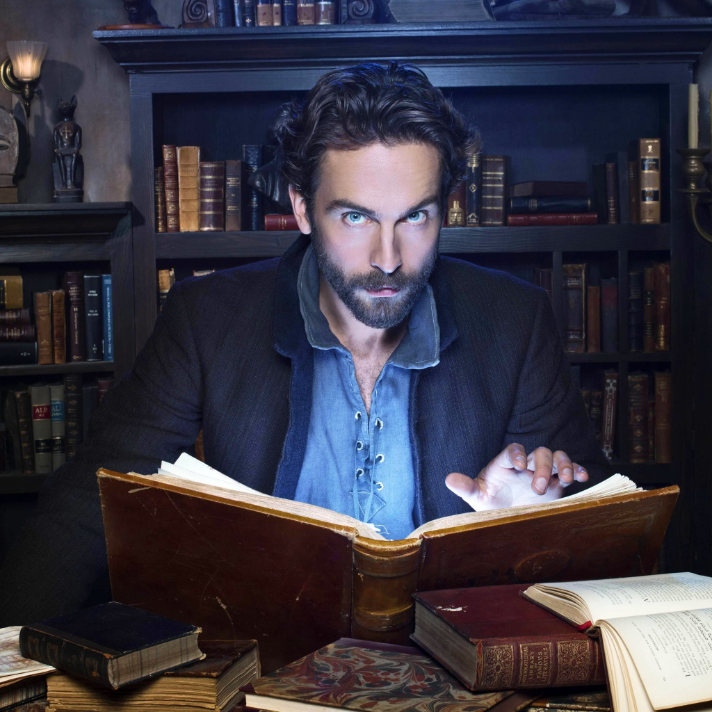 Мужчина с книгой в библиотеке