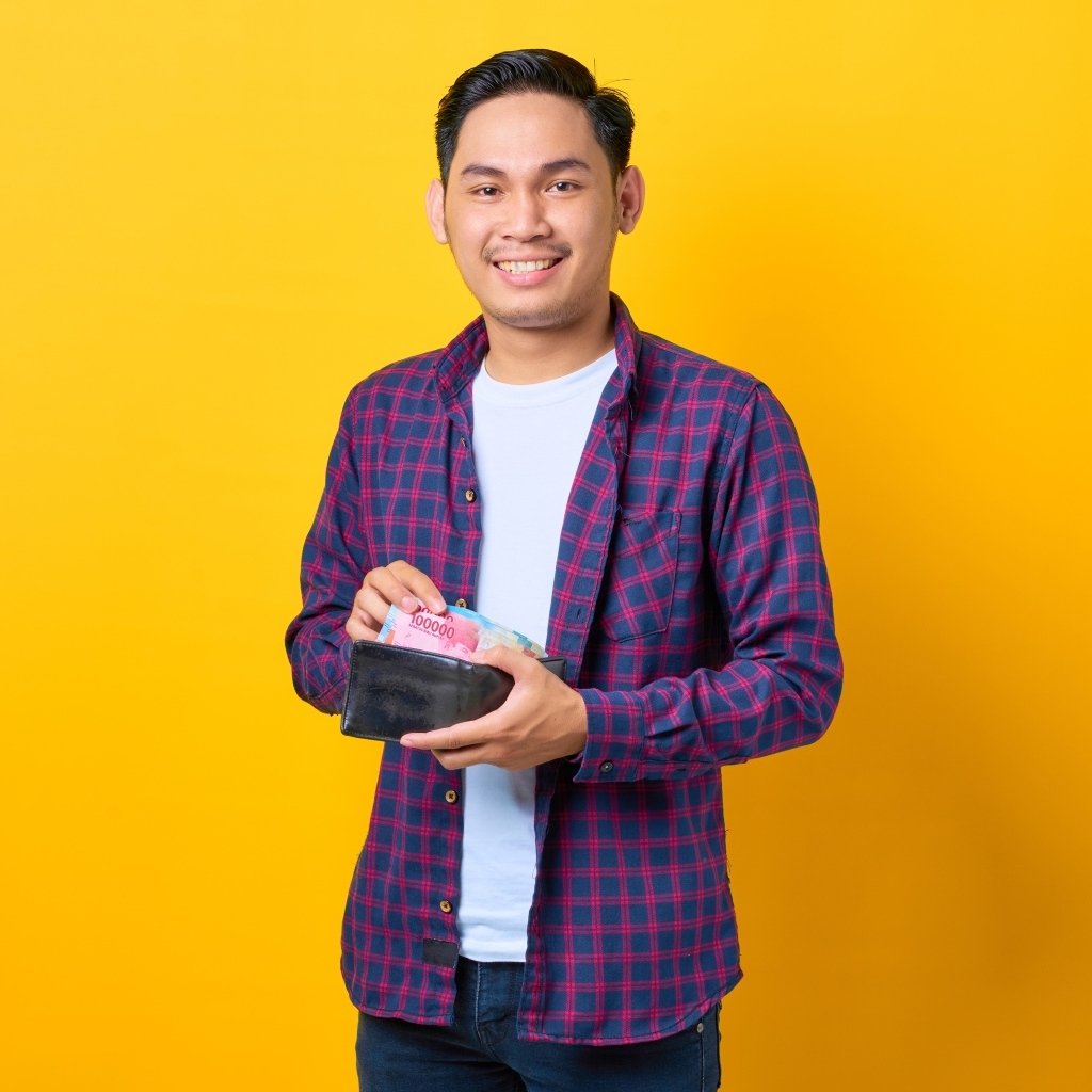 Улыбающийся мужчина с кошельком в руках