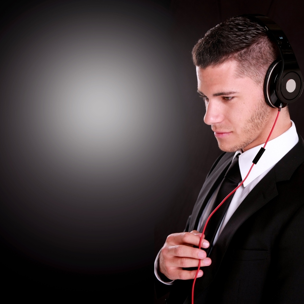 Стильный мужчина с наушниками на голове 