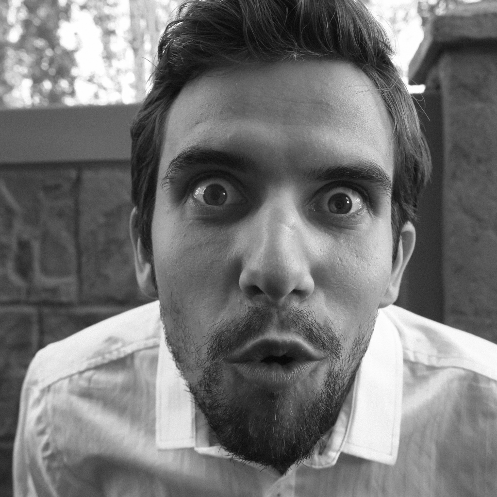 Удивленный взгляд мужчины в белой рубашке