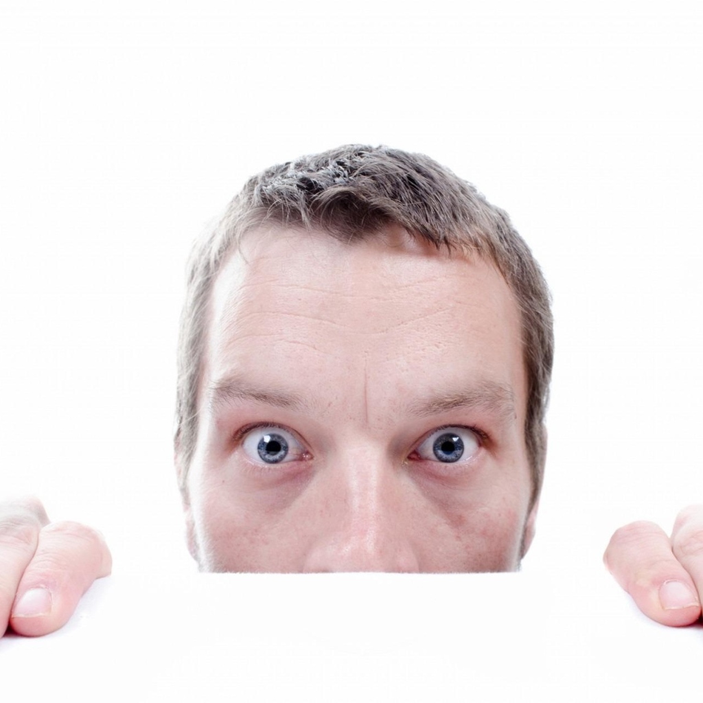 Удивленный взгляд мужчины на белом фоне