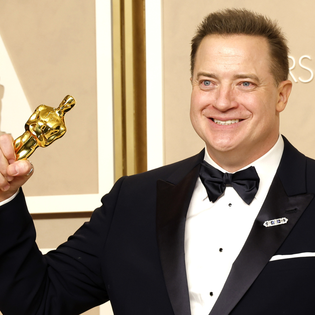 Актер Брендан Фрейзер с оскаром в руках