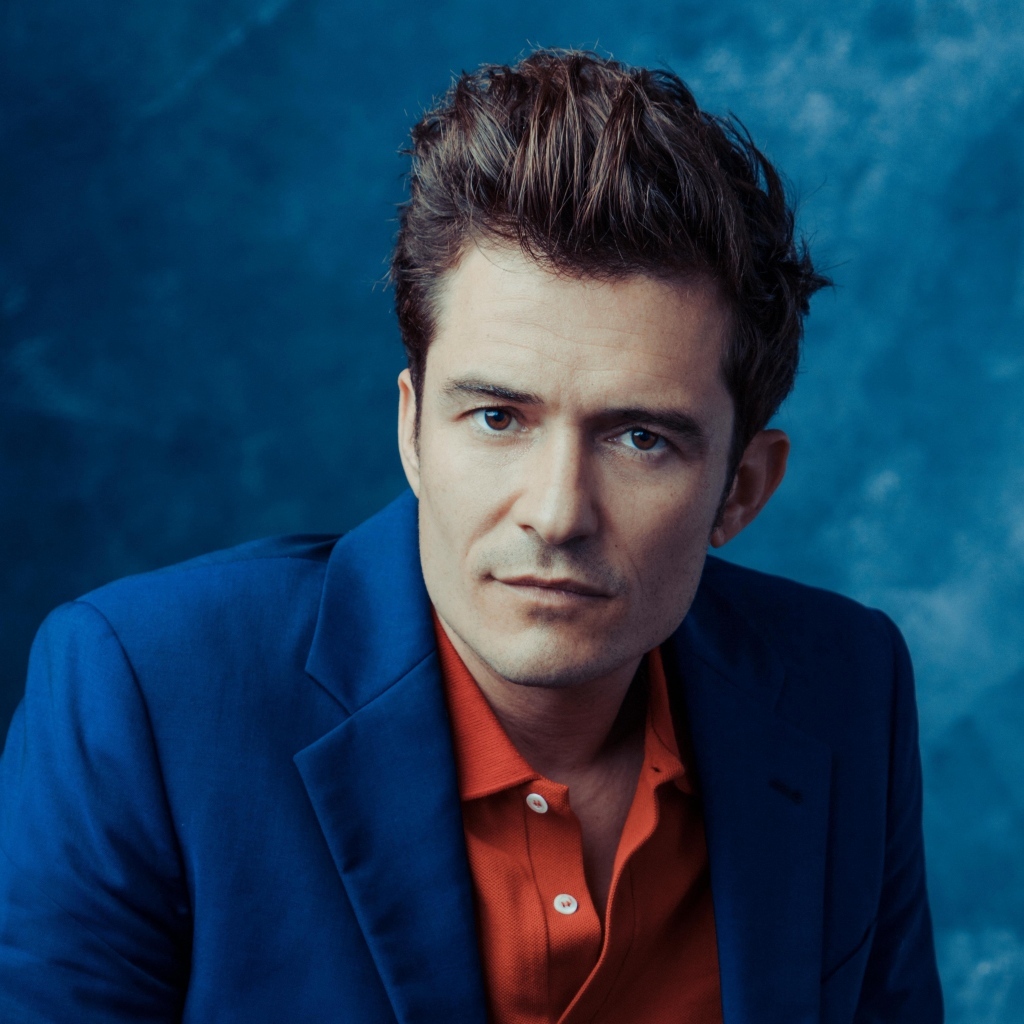 Актер Орландо Блум на синем фоне