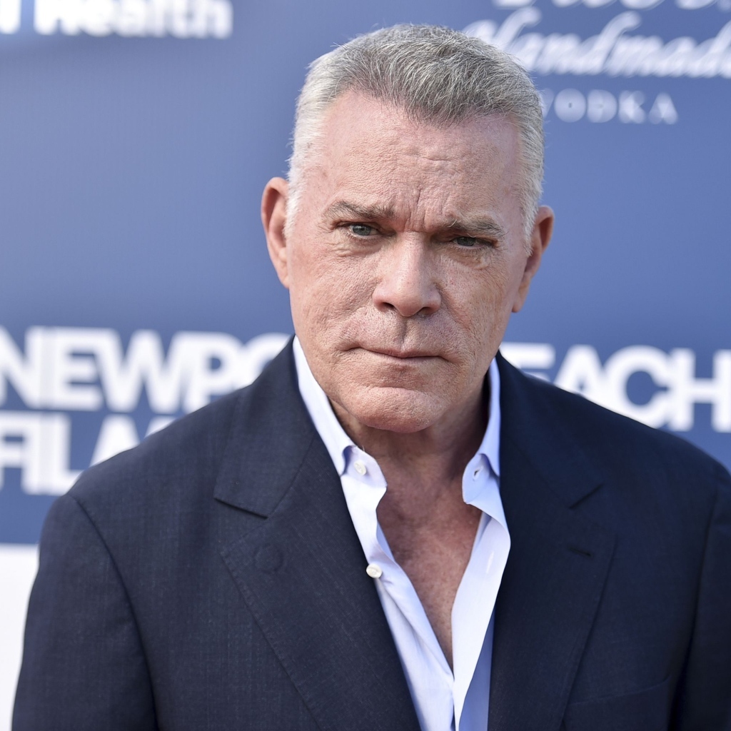 Актер Рэй Лиотта в костюме