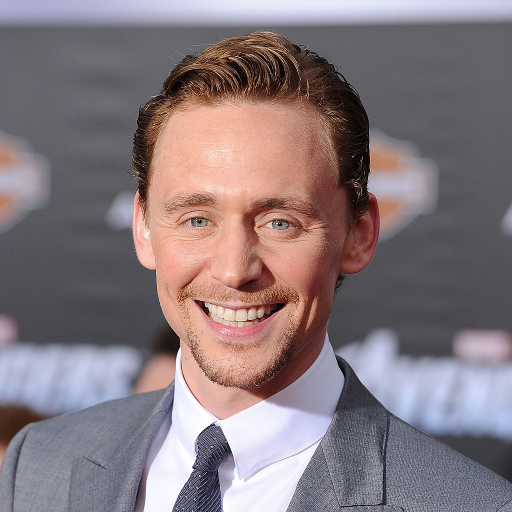 Яркая улыбка актера Тома Хиддлстона