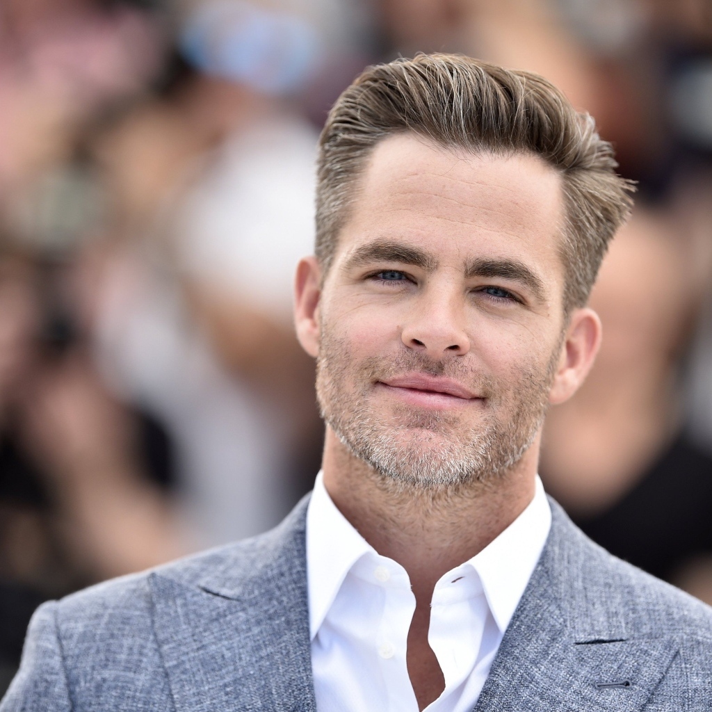 Американский актер Крис Пайн в костюме