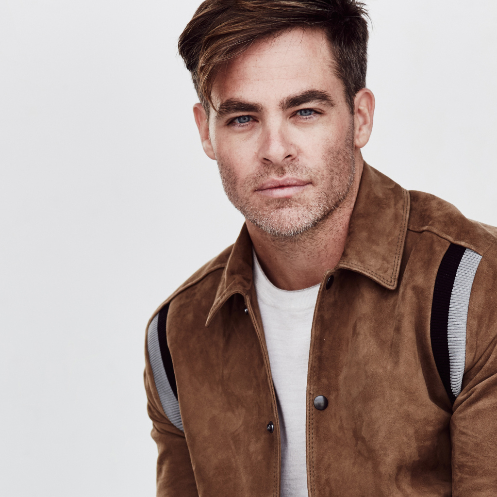 Яркий актер Крис Пайн на белом фоне