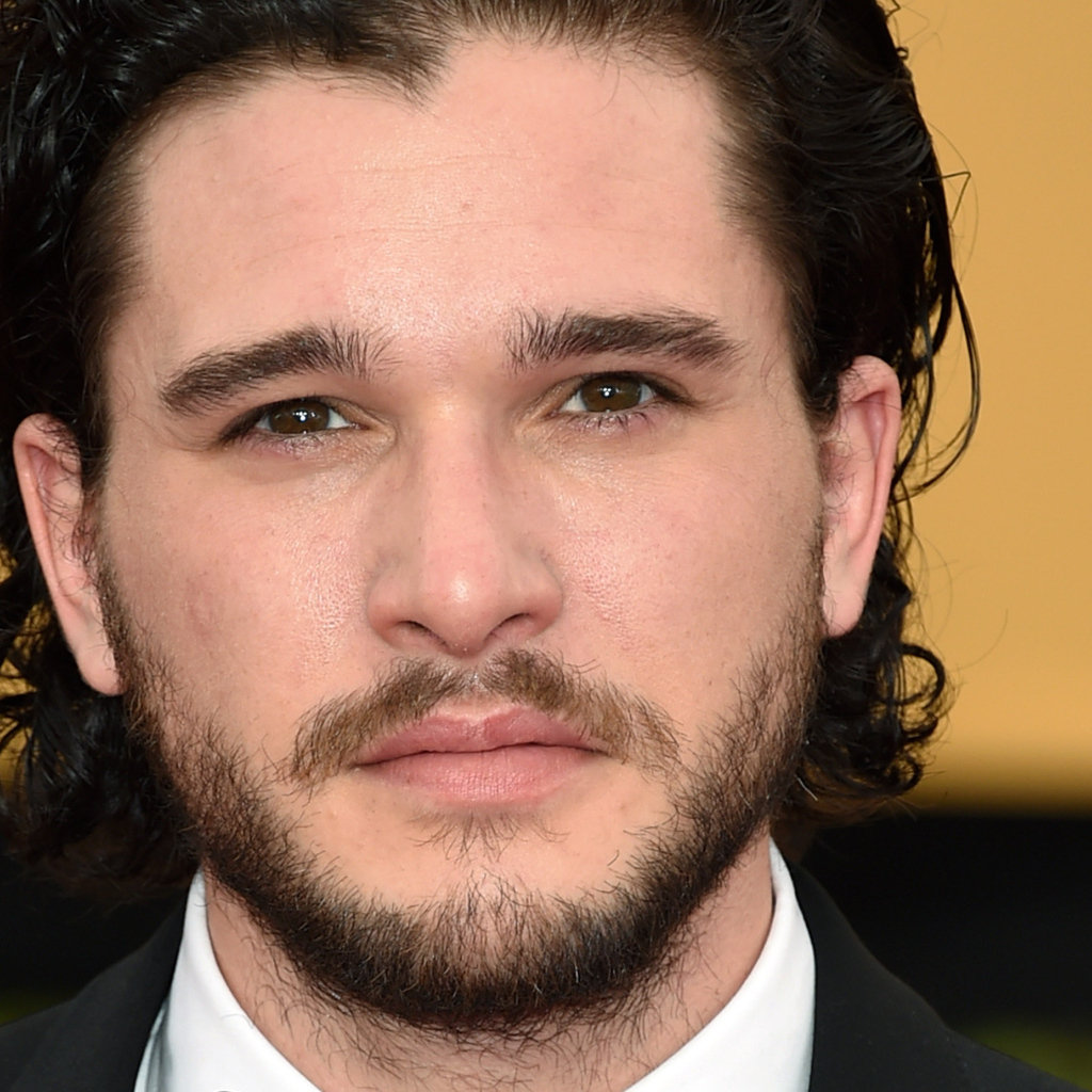 Кареглазый мужчина, актер  Кит Харингтон