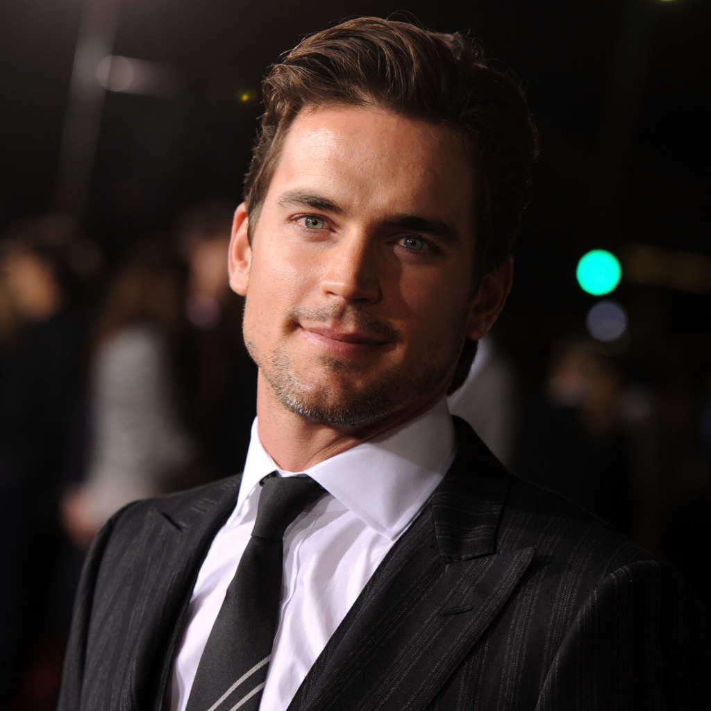 Красивый актер Мэтт Бомер в костюме