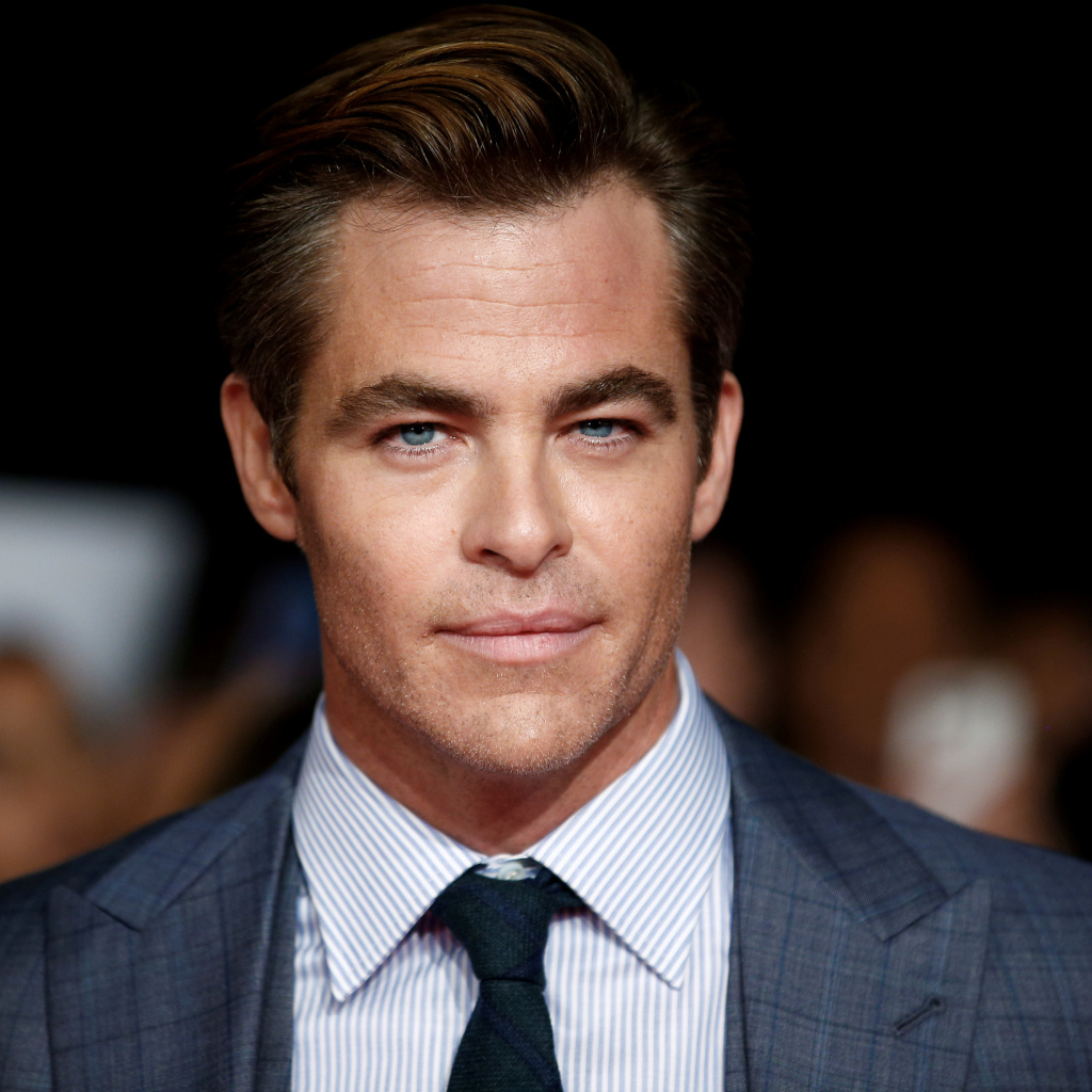 Популярный актер Крис Пайн в костюме