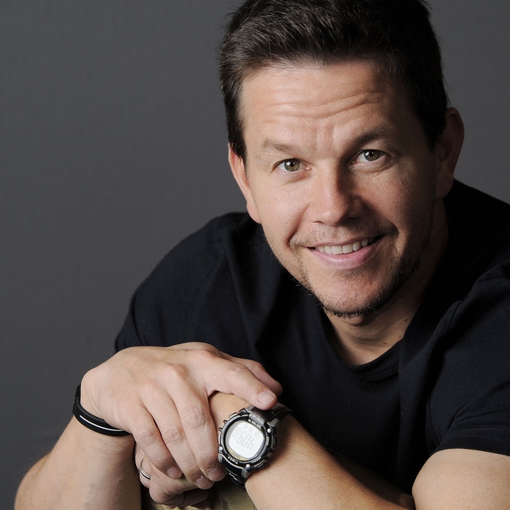 Улыбающийся Марк Уолберг с часами на руке