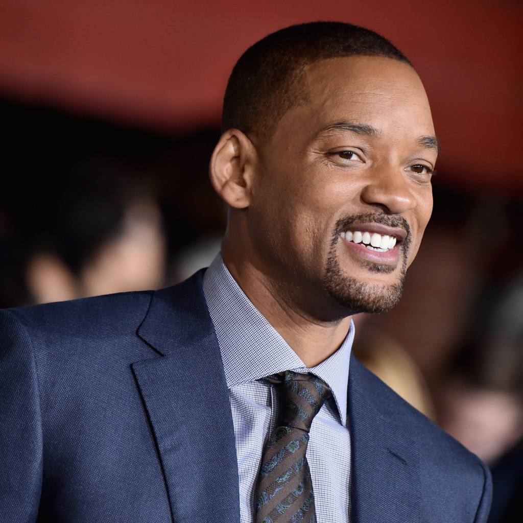 Улыбающийся актер Уилл Смит в костюме