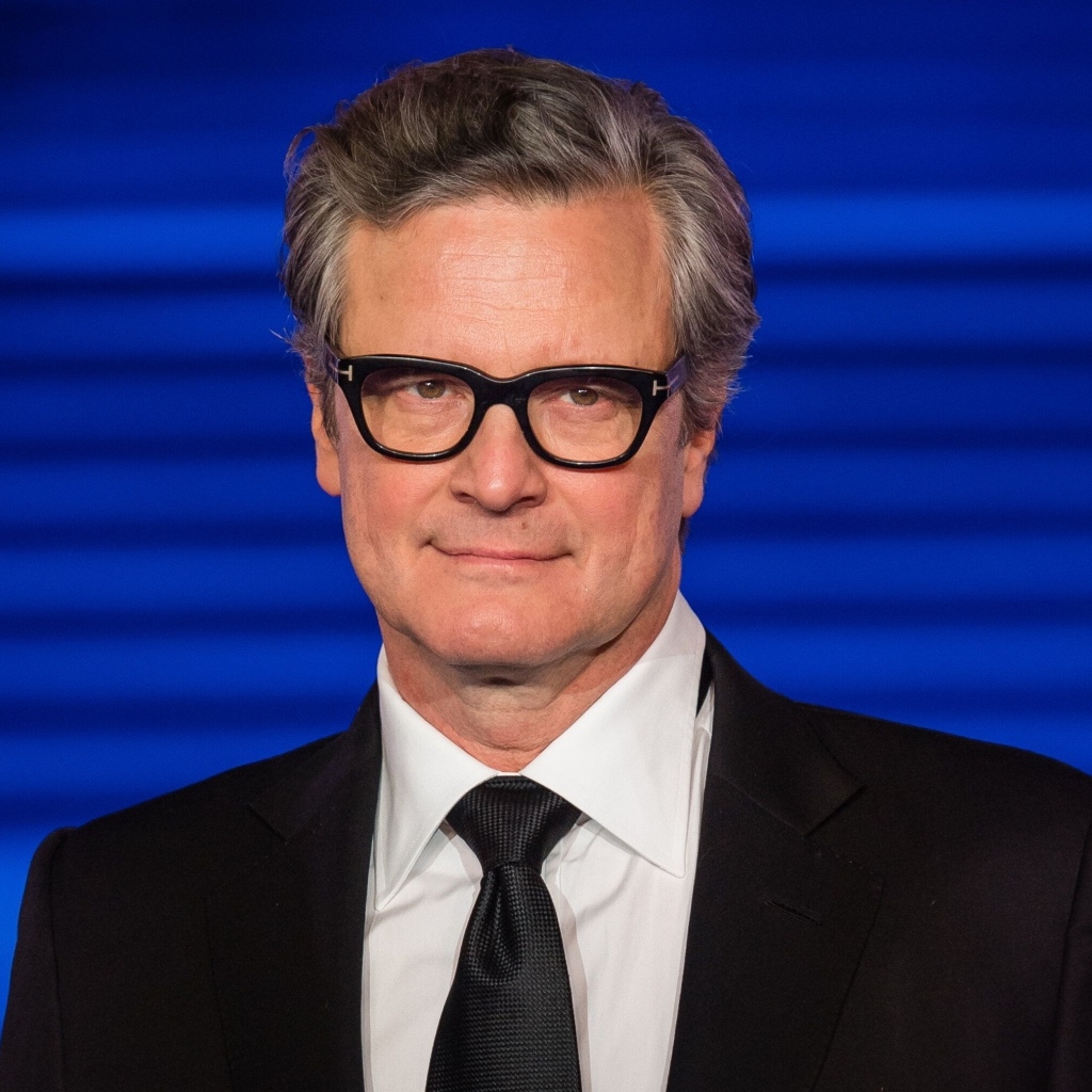 Стильный актер Колин Ферт на синем фоне