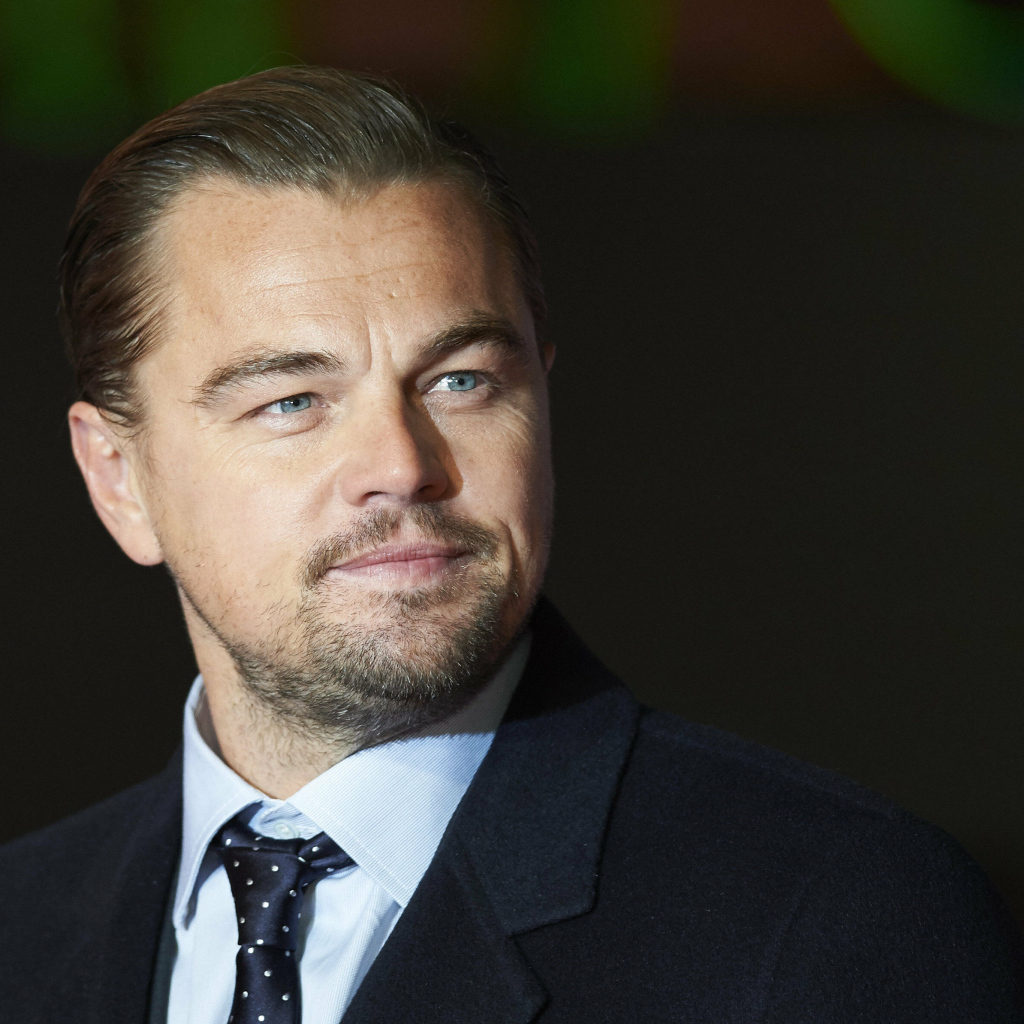 Стильный голубоглазый мужчина, актер Леонардо Ди Каприо