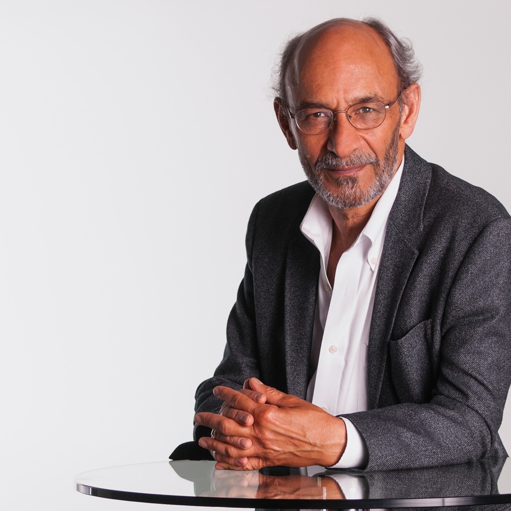 Деловой мужчина в сером костюме