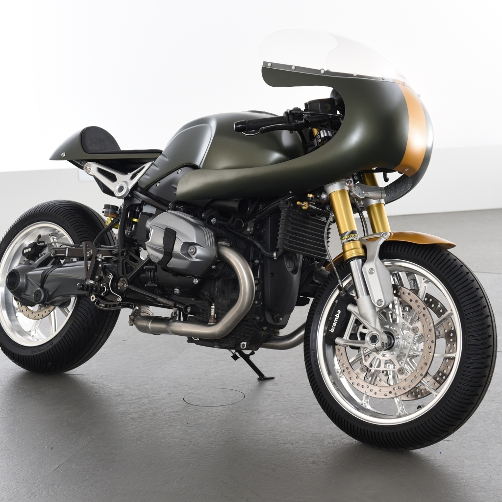 Большой черный мотоцикл  BMW