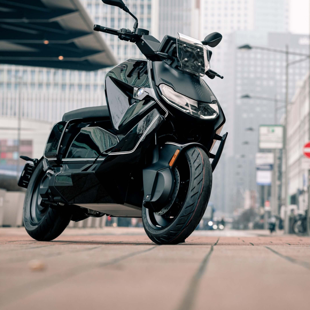 Черный мотоцикл BMW CE 04