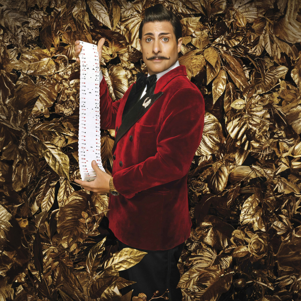 Актер Джейсон Шварцман в фильме Голодные игры: Баллада о змеях и певчих птицах, 2023