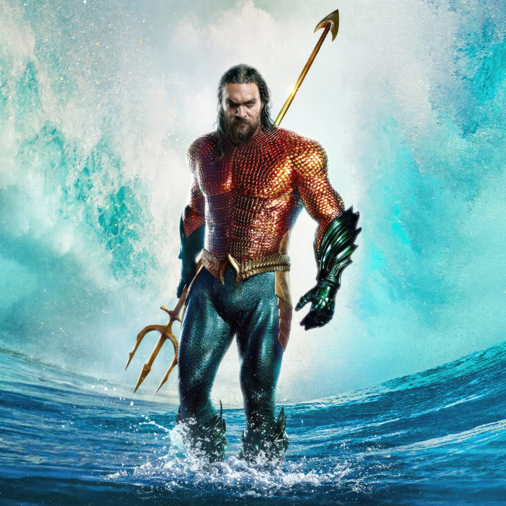 Персонаж Аквамен выходит из воды
