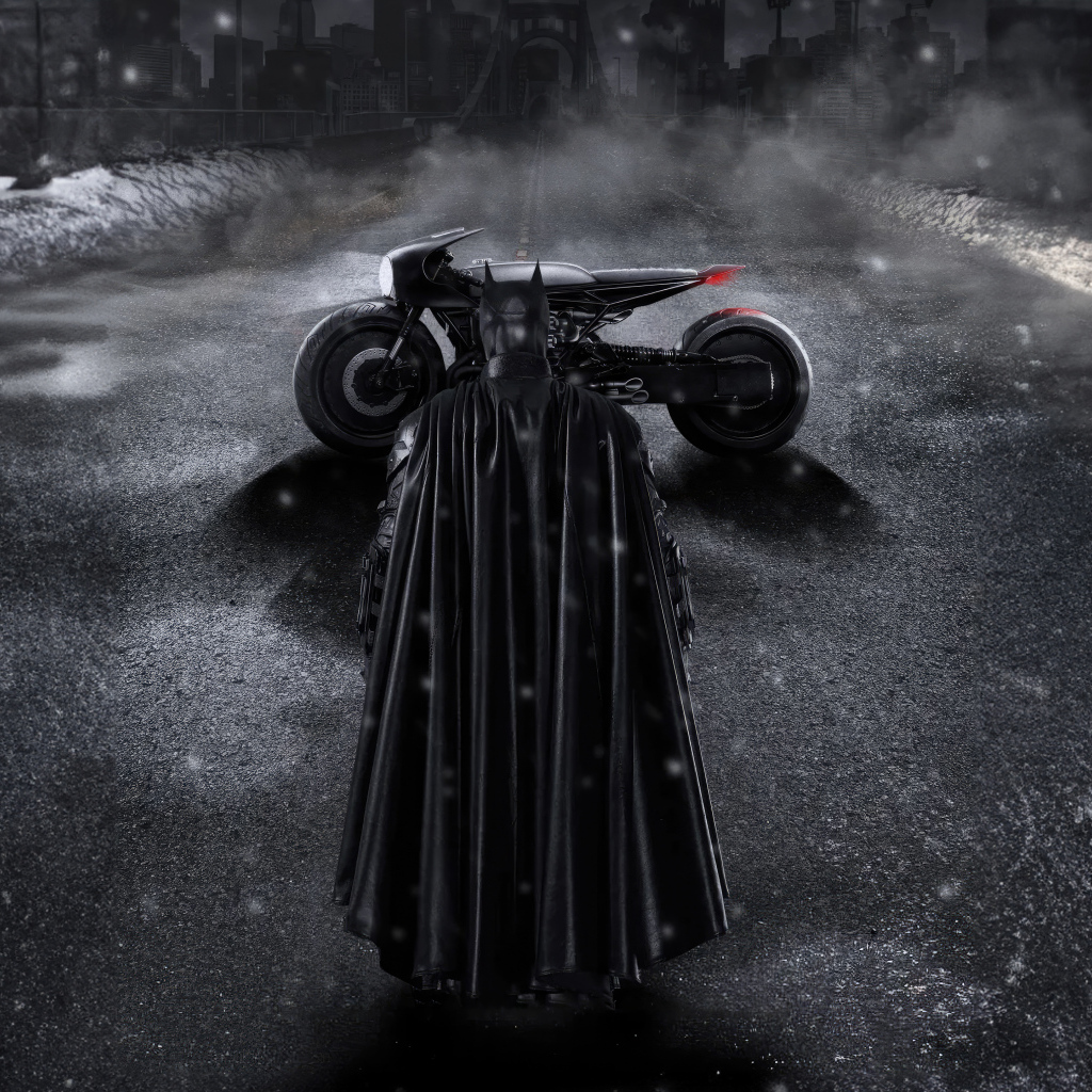 Бэтмен в черном плаще с мотоциклом