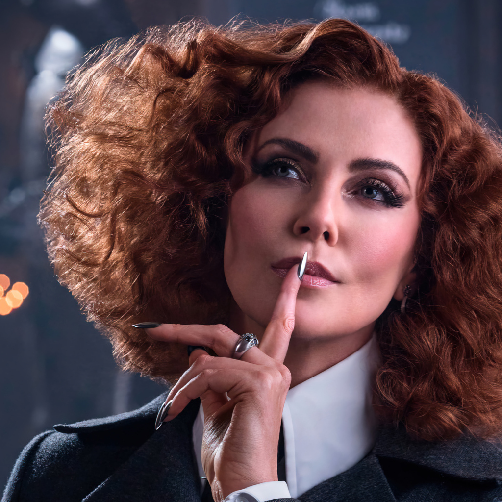 Красивая актриса Шарлиз Терон в фильме Школа добра и зла