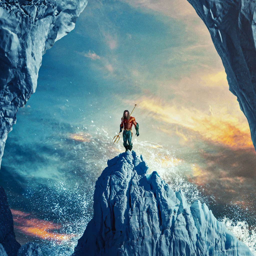 Супергерой Аквамен стоит на айсберге