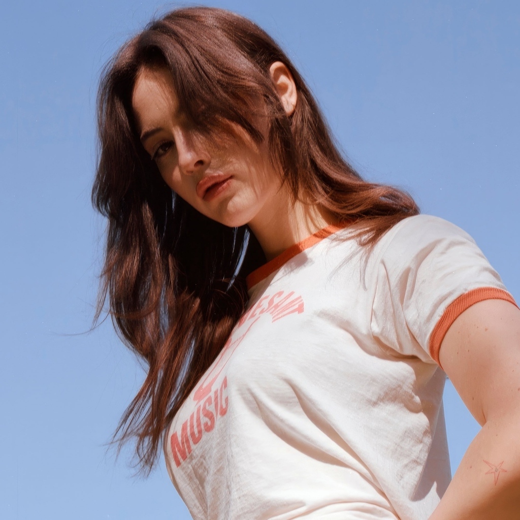 Американская певица Грэйси Абрамс на голубом фоне