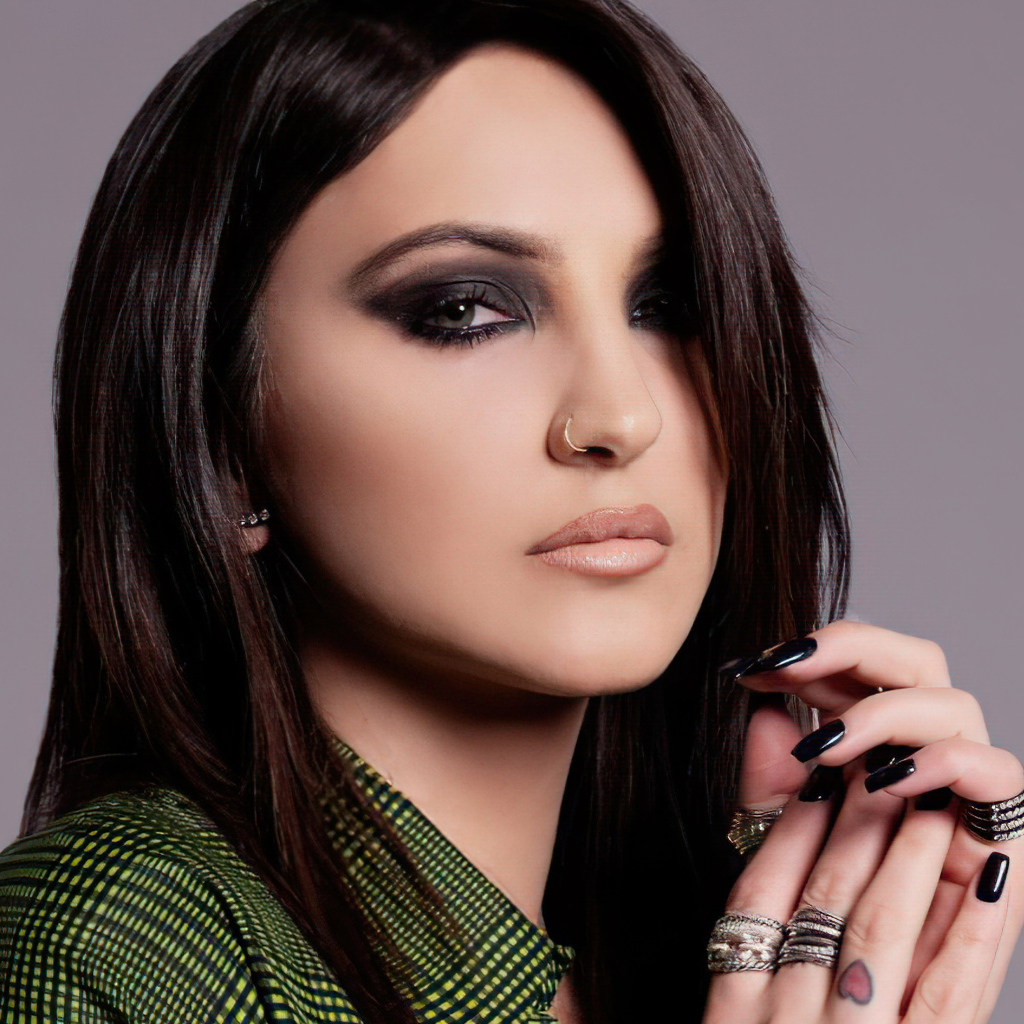 Американская певица Джулия Майклз крупным планом