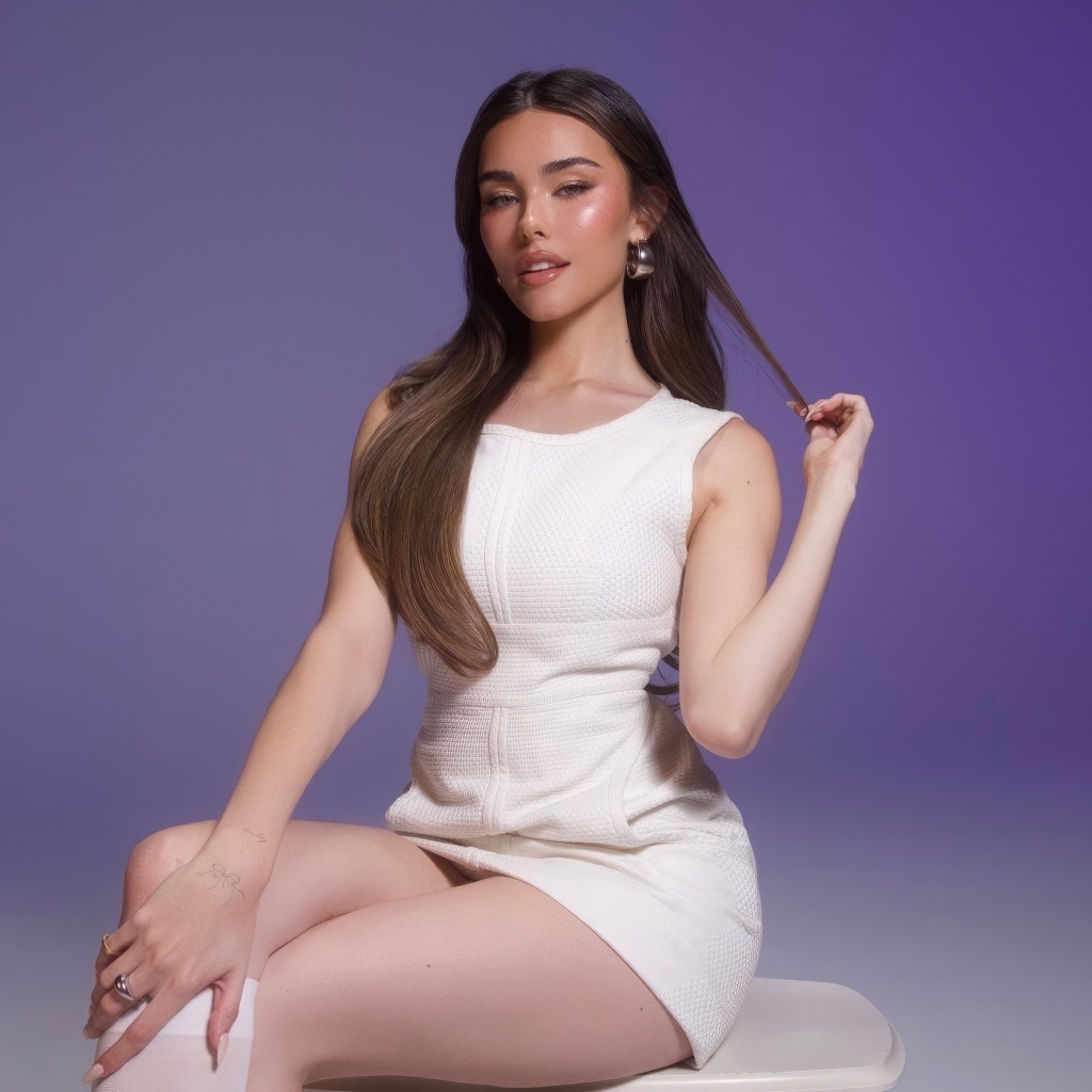 Американская певица Мэдисон Бир в белом платье