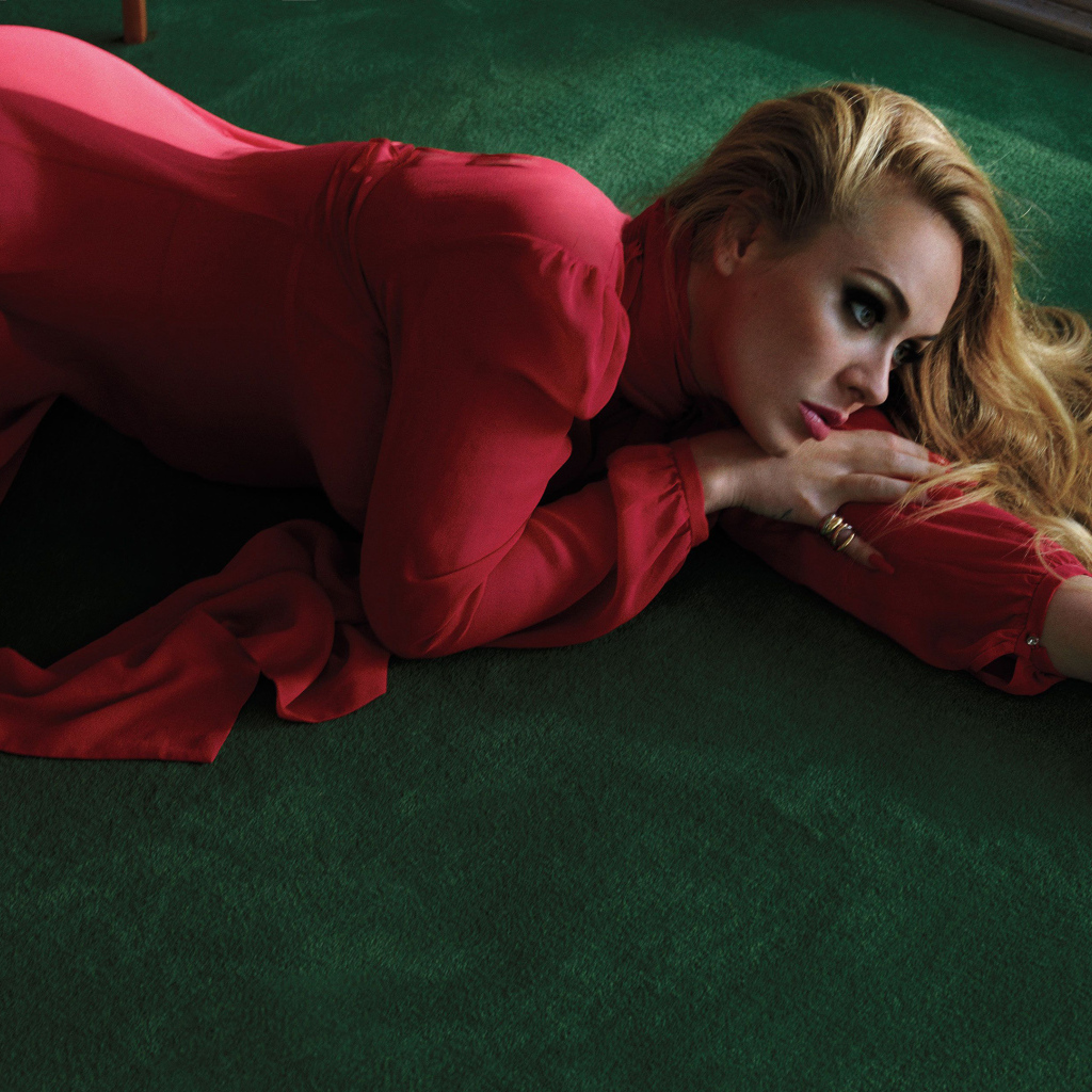 Красивая блондинка певица Адель в красном платье